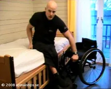آموزش شیوه های انتقال سالمندان و معلولین از تخت به روی صندلی چرخدار 